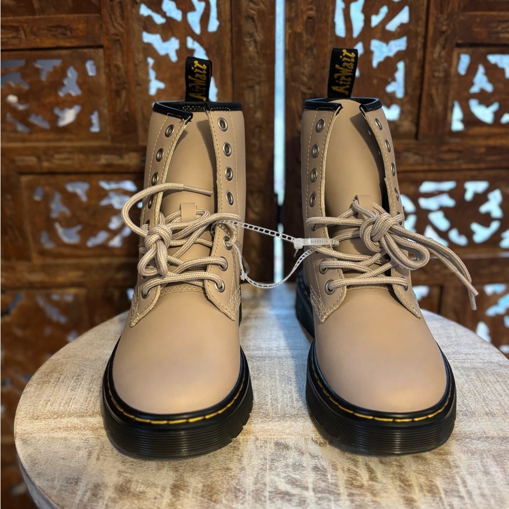 Dr. Martens 

Unisex 1460 Pascal Boots

Lilac